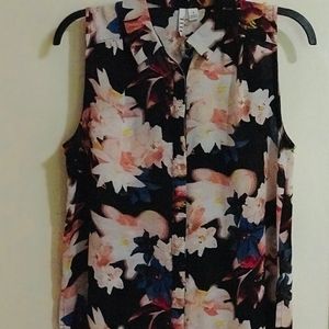 Sleeveless floral light weight buttonup blouse